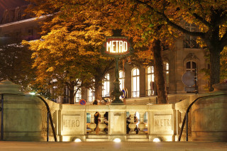 Wejście do paryskiego metra na Champs Elysees