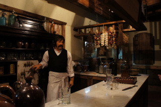 Barman w XIX-wiecznej piwiarni