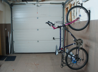 Rower w garażu