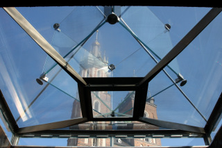 Kościół Mariacki widziany z podziemi krakowskiego rynku